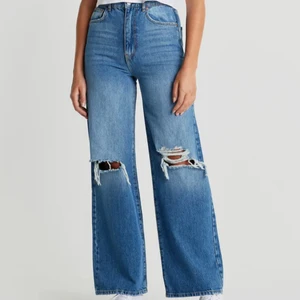 Mörkblå jeans från Gina Tricot - Fina mörkblå jeans från Gina Tricot i bra skick (första bilden är tagen från Gina Tricots hemsida!)💗