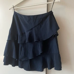 Mörkblå lågmidje kjol - Kjol med lågmidja, färg mörkblå. Storlek 36/38