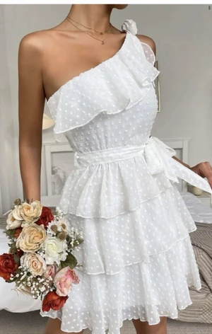 Klänning  - Intressekol på min vita klänning från shein,använd 1 gång så inget fel på den 