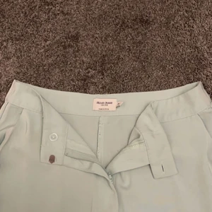 Kostymbyxor  - Superfina och somriga kostymbyxor i silkes-liknande material från NA-KD, älskar dessa byxor men har tyvärr blivit lite stora och behöver därför sälja, dom är i väldigt bra skick då dom knappt är använda!💗