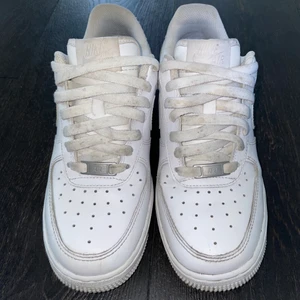 Nike Air Force 1 - Använda ett par gånger, skosnörena kan tvättas. Annars ser de väldigt bra ut. Det går att diskutera priset.
