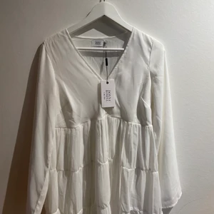 NA-KD klänning  - Superfin NA-KD klänning, aldrig använd med lapparna kvar. Storlek 32 men stor i storleken🤍🤍