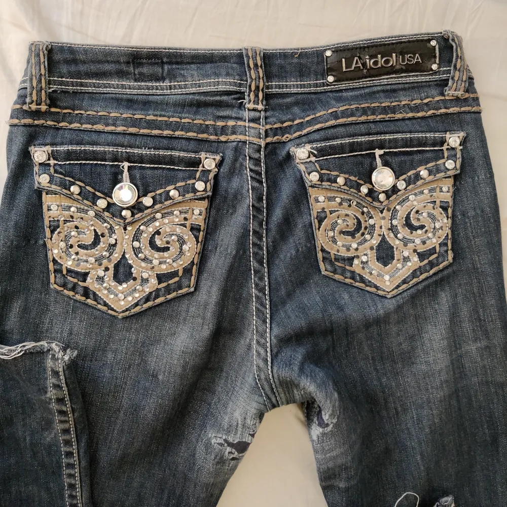 DE FINNS KVAR Säljer dessa lågmidjade bootcut mörkblå jeans med detaljer då de tyvärr inte passade. Passar M. Jag är 168cm. De har lite märken vid innerlåren (se bild 1). Frakt: 78kr, Midjemått: 91cm, innerbenslängd: 79cm. Hör av er vid intresse 💕💕. Jeans & Byxor.