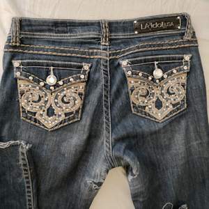 Säljer dessa lågmidjade bootcut mörkblå jeans med detaljer då de tyvärr inte passade. Passar M. Jag är 168cm. De har lite märken vid innerlåren (se bild 1). Midjemått: 91cm, innerbenslängd: 79cm. Hör av er vid intresse 💕💕