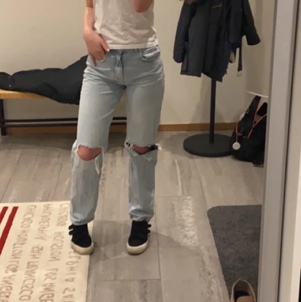 Dessa populära 90s jeans från Gina tricot. Dom är använda fåtal gånger och passar mig sol ligger vanligtvis mellan en S eller M men till största del S i byxor. Jag är 175 cm lång och dom är medellängd på mig. 💗 frakt står köparen för. Jeans & Byxor.