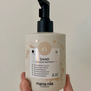 Maria Nila Colour Refresh - Oöppnad Colour Refresh i färgen ’Sand’ från Maria Nila. 300 ml. 💙 nypris är ca 250 kr. 