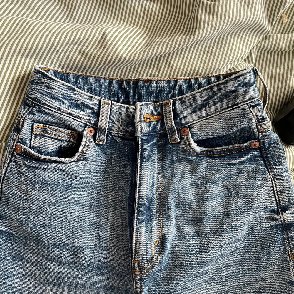 Streatchiga high waist monki jeans!! ÄLSKAR men har blivit för små för mig😭 ❤️ Sparsamt använda och inga defekter!! Jag är 164 å dem stannar vid anklarna på mig, (se bild 1&2 för att göra en egen uppfattning) 24 i waist, skulle säga att det motsvarar XS ❤️. Jeans & Byxor.