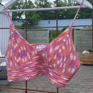 Virkad topp - Superfin topp från Bershka som är perfekt till sommaren, använd 2ggr! Är i storlek xs men funkar även som s 💕