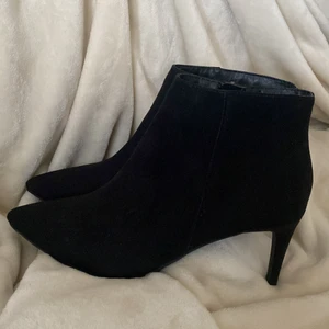 Helt nya stövletter från XIT - Svarta snygga stövletter med ca 6-7 cm klack. Mocka material och oanvända. Dragkedja på insidan av skon. Swish och du betalar frakt om du vill ha dom skickade. 