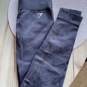 Gymshark  - Gymshark Studio i storlek XS, använda få ggr utan skavanker  Färgen: washed black  300kr + spårbar frakt 66kr