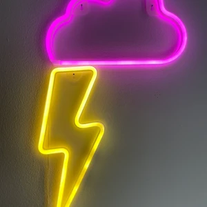 Neon lampa - Säljer denna lampa för ska flytta så har ingen plats för dig. Inga skador eller inget att den inte funkar.