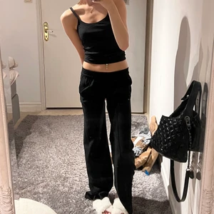 Svarta kostymbyxor  - Svarta låga byxor ifrån Zara , slutsålda!! 