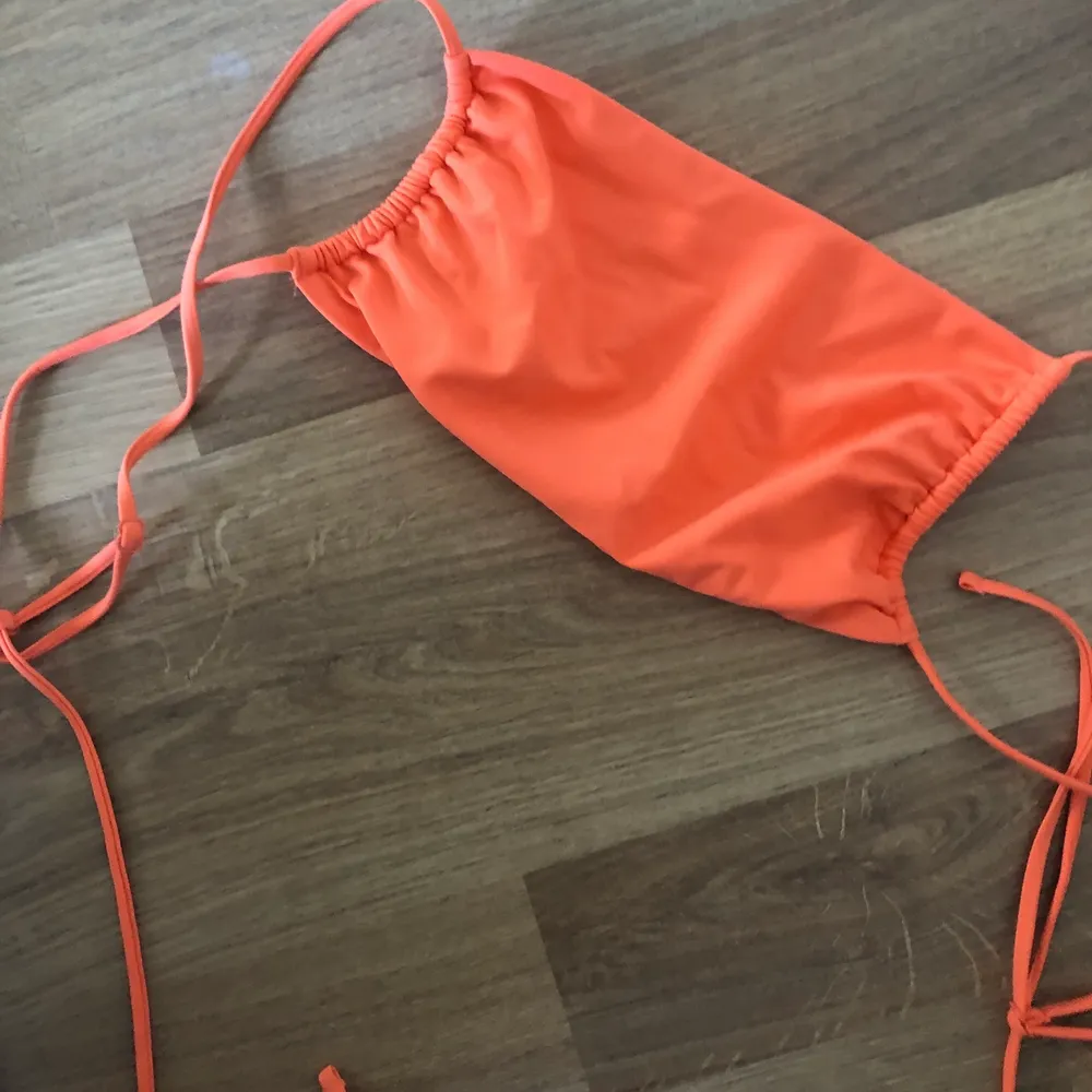 Gina tricot (lab) bikiniöverdel i aprikos/orange Storlek S Använd en gång! Köpt för 299kr säker nu för 75kr. Övrigt.