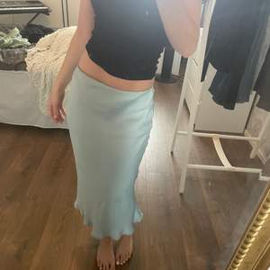 Silkes kjol från Bikbok storlek XS❤️‍🔥❤️‍🔥