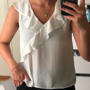 Vit blus - Vit kortärmad blus med volangdetaljer