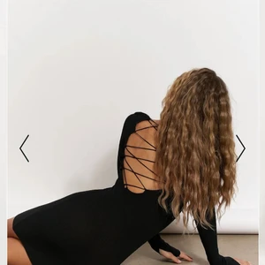 Klänning med öppen rygg - Svart mini-klänning från Hanna Schönberg X Nakd, fin passform, öppen i ryggen, använd en gång, stl xs. Säljer då den inte kommer till användning.