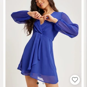 Klänning, NLY - Säljer denna fina klänning från Nelly då den va lite för stor för mig, stl 46. Använd 1 gång. Säljes för 250 kr, frakt tillkommer!!❤️