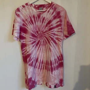HUF T-shirt  - Rosa tie dye   Använd fåtal gånger så i toppen skick   Storlek herr small  