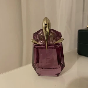 Mugler Alien - Säljer denna parfym jag testat på några gånger, köpte fel 💕 Kostade 550 och jag säljer för 100 🌸