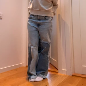 Jeans - Säljer dessa unika jeans med jeansdetaljer på benen. Jag har tidigare klippa av de på längden men är fortfarande för långa på mig som är 165cm. 