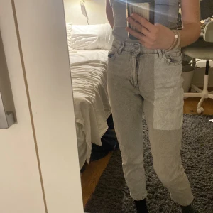 Ljusgråa jeans🤍 - Ett par jättefina ljusgråa jeans💓storlek 134-140, passar även 146-150 men då är dom lite korta i benen men i midjan sitter den parfekt! Har använt ett fåtal gånger😘