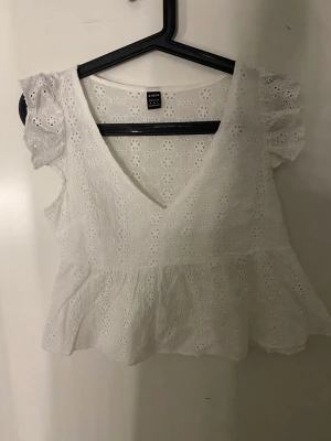 Vit blus  - Nästan helt oanvänd blus från shein sälja pga är för liten💕köparen står för frakten 