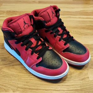 Nike air jordan 1 mid  - Nike air jordan 1 mid modellen reverse bred 2021. Använda av en pojke sedan i somras. Något små i storlek så skulle säga att de passar 37,5. 