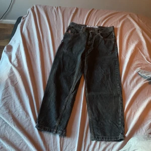 Polar 93 storlek 28/30 - Små håll vid fickan skick 7/10 ny pris 1300kr säljer för 400kr