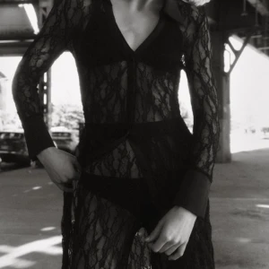 Slutsåld spetsklänning Zara - Säljer denna slutsålda spetsklänning i storlek S från Zara. Använd 2 gånger. 