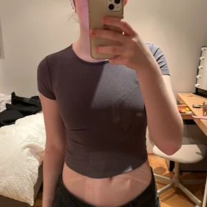 T-shirt från H&M  - Jättefin tight ribbad t-shirt från H&M. Skriv för fler bilder eller om ni har några frågor 🤍