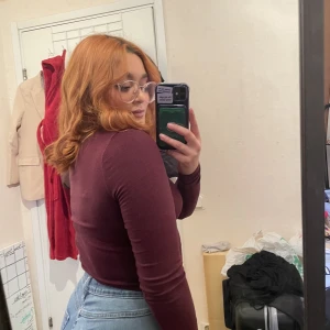 Vinröd tröja - Vinröd långärmad tröja med polokrage från H&M. Storlek S.