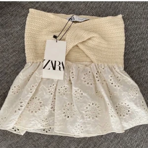 Zara topp - Säljer denna fina topp från zara. Superfin och använd ett fåtal gånger. Storlek S!🥰