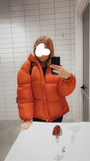 Pufferjacka - säljer denna jättefina pufferjackan ifrån H&M använd i stort sett varje dag i några månaders tid köpt för 499kr säljer för 200 eller bud❤️ 