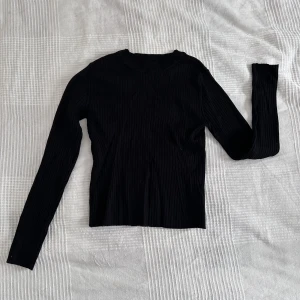 Ribbad turtleneck - Divided från H&M. Ribbad och lite högre i kragen. Sitter fint på och är i superskick, knappt använd.