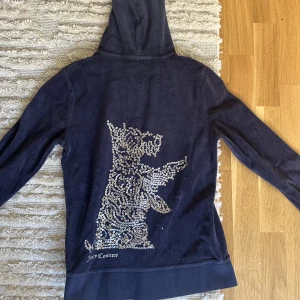 Juicy Couture  - Juicy kofta i storlek M (dock liten i storleken, mer som en S) äkta (kvitto finns dock ej kvar)   Köparen står för frakt!