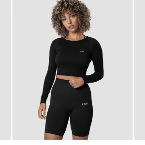 ICIW Tröja - Croppad långärmad tröja, använd fåtal gånger. Nypris 399kr