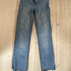 Zara jeans - Jeans från zara. Dem är högmidjade med ”trådar” nertill. Jeansen är gjorda för att vara lite korta. Som nya!!! Storlek: 32