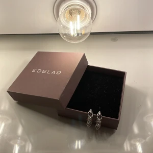 Edblad örhängen💕 - Nu säljer jag mina fina Edblad örhängen då de inte kommer till användning. Jag har tänkt mig 200 kr då de är i nyskick och enbart testade någon gång! Priset kan diskuteras!💕 Som nya kostar dom 345 kr!