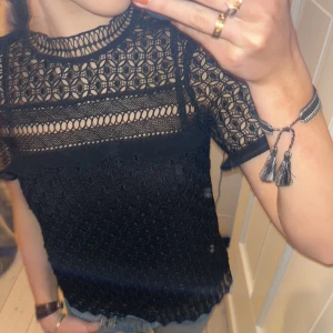 Zara blus - Superfin blus från Zara. Använd ca 3 ggr därav superfint skick💞💞säljer en likadan i vit i en annan annons. Skriv privat för köp direkt 💞