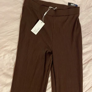 Nelly - NLY TREND ”good to be true” ribbade byxor. Storlek M. Långa på mig som är 157. Nytt skick, oanvänd. För dig som är 170+.
