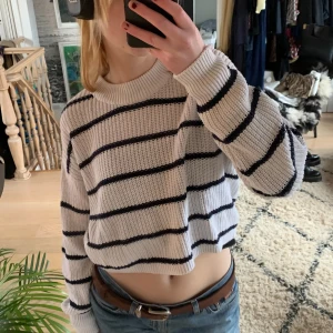 randig tröja - randig virkad tröja från Ginatricot, storlek M! sååå mjukt material som är gosigt och inte för varmt som t.ex. en stickad tröja:)