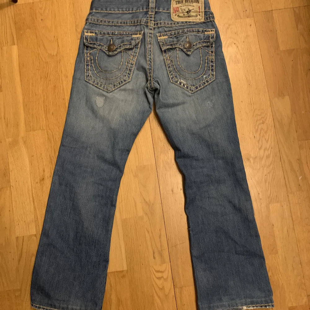 Asfeta vintage True Religion jeans. Lite bootcut och skön passform. Kontakta för mer info, pris kan diskuteras!🫶. Jeans & Byxor.