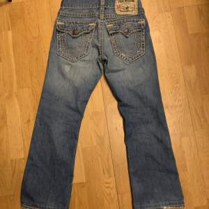 Asfeta vintage True Religion jeans. Lite bootcut och skön passform. Kontakta för mer info, pris kan diskuteras!🫶