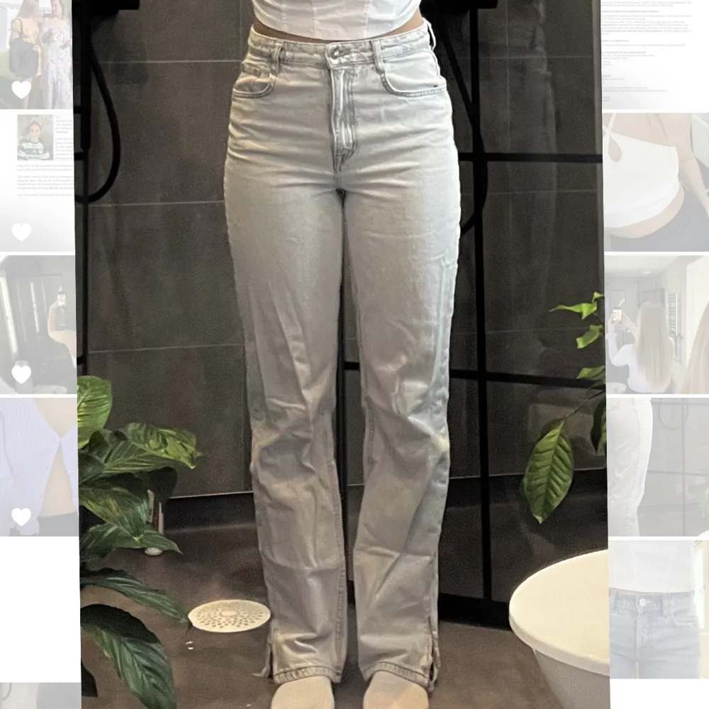 Ljusgråa jeans från zara med slits nertill. Som nyskick (förutom att de är ostrukna på bilden😜) jag är 170 cm lång. Jeans & Byxor.