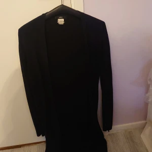 Lång kofta  - Lång kofta, använt fin sick. St M/L men kan användas av många. 