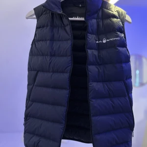 Sail racing väst - Mörkblå väst,bra skick. Köpt för ca 8 månader sen. Använd några gånger. Ny pris 1 799kr.