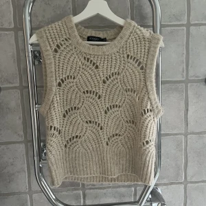 Stickad väst - Snygg stickad väst  från Soaked in luxury💛mycket bra skick!  
