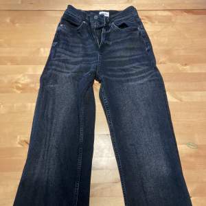 Svarta högmidjade vida jeans från madlady i storleken 36/L30