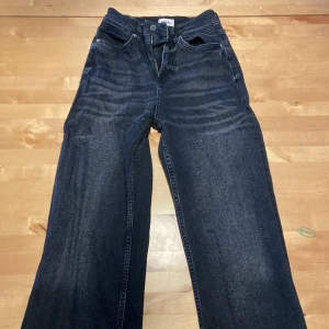 Svarta jeans - Svarta högmidjade vida jeans från madlady i storleken 36/L30