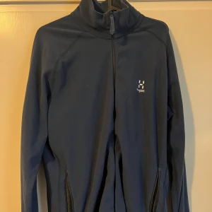 Haglöfs tröja - Haglöfs tröja i storlek XXL men passar L mycket väl.  Schysst fleece i bra skick, hör av er vid intresse.